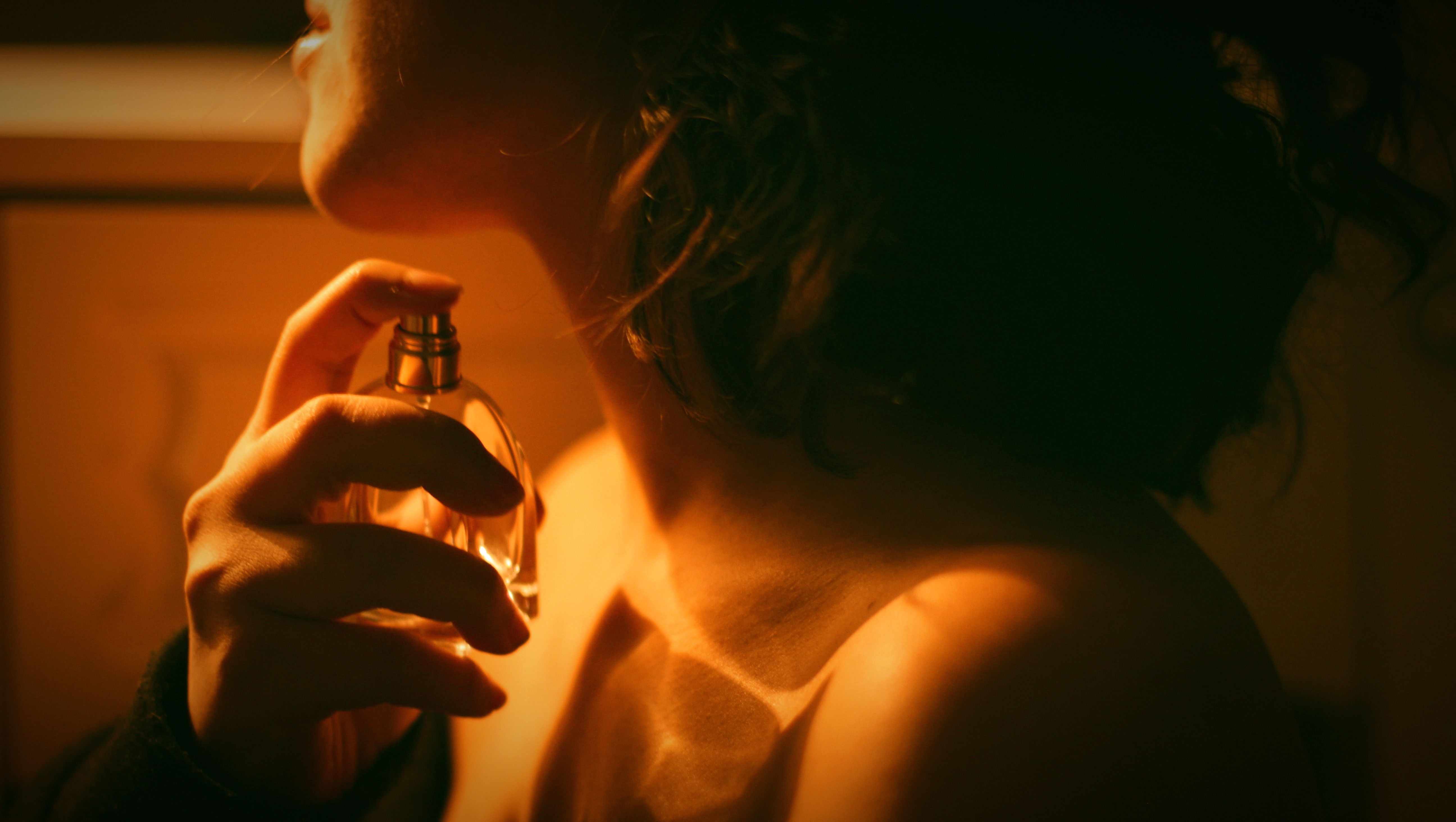 Benarkah Pakai Parfum Bisa Bikin Mood Lebih Baik? Kenali Hubungan Aroma dan Suasana Hati