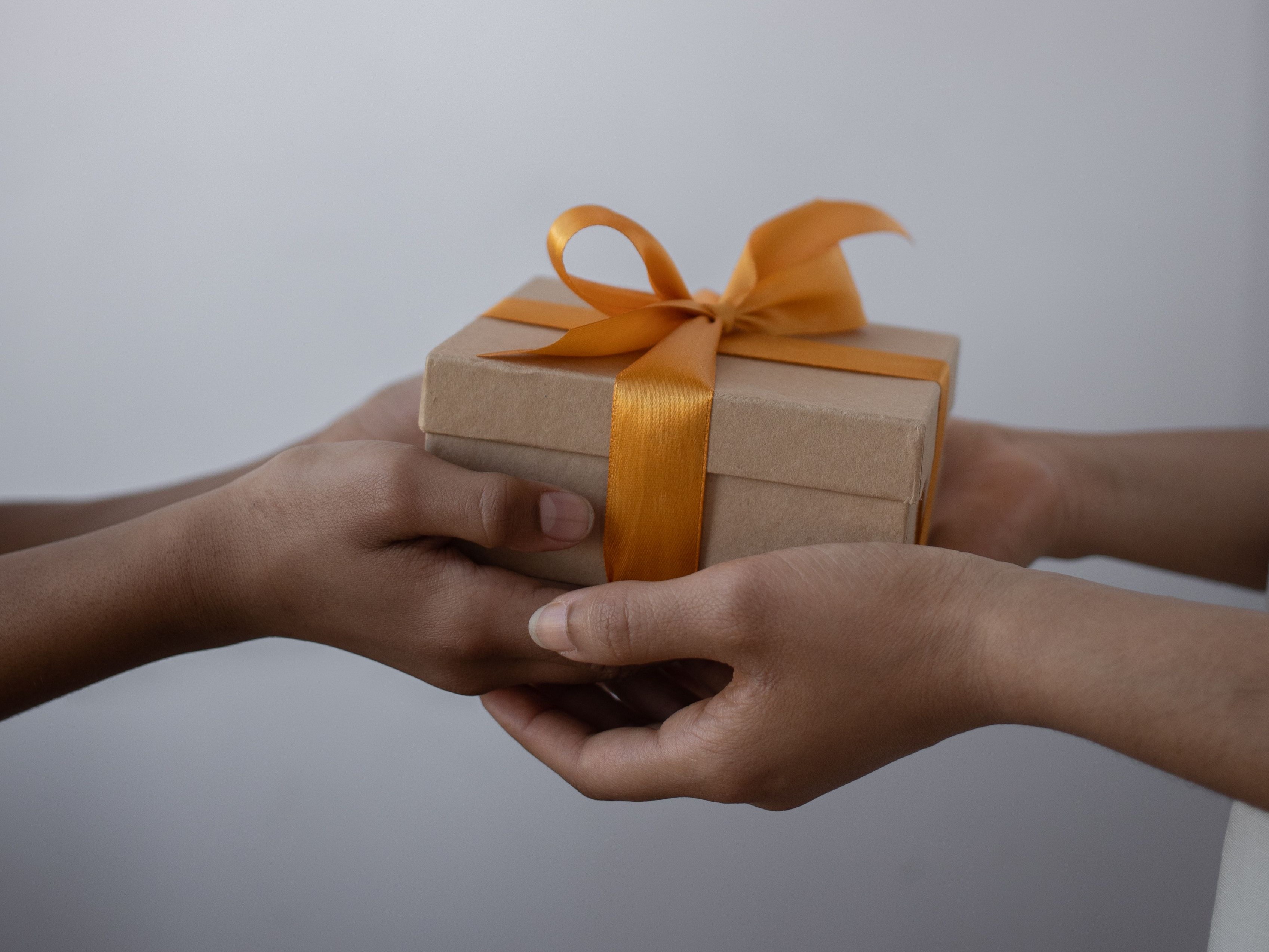 Ide Hadiah untuk Pasangan Pria: Kado Personal untuk Merayakan Momen Spesial